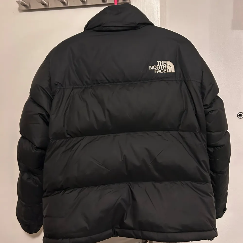 Säljer en svart pufferjacka från The North Face i mycket bra skick. Jackan är perfekt för kalla vinterdagar och har en dragkedja framtill. Den är långärmad och har en klassisk pufferstil som håller dig varm och bekväm. Passar perfekt för både vardag och utomhusaktiviteter.. Jackor.