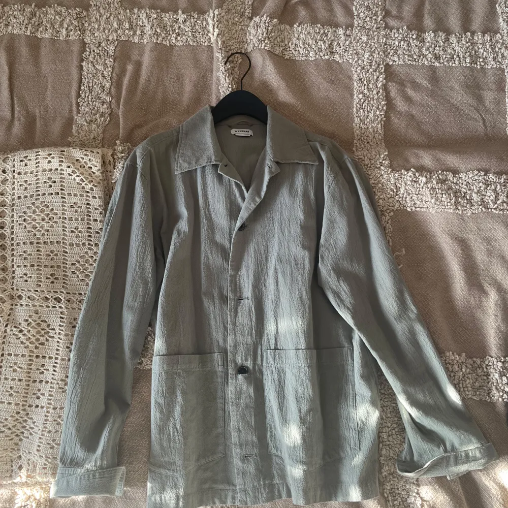 Grön overshirt/jacka från weekday. Storlek S men sitter lite oversized. Använd men inga defekter eller tecken på användning. . Jackor.