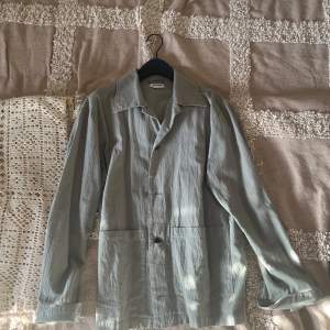 Grön overshirt/jacka från weekday. Storlek S men sitter lite oversized. Använd men inga defekter eller tecken på användning. 