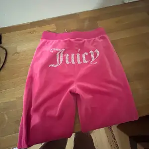 Säljer ett par superbekväma rosa velourbyxor från Juicy Couture. Baktill finns texten 'Juicy' i glittriga stenar. Användes några få gånger, fick små fläckar på nedre delen som går att tvättas bort