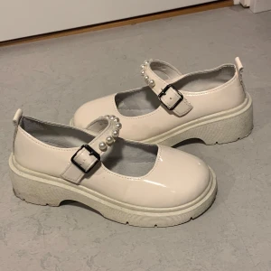 Söta vita Mary-Jane skor med pärldetaljer💕 - Säljer dessa söta skor eftersom dom är för stora för mig :( köpte dem secondhand, de är i ganska bra skick😊💕sulorna visar dock täcken på användning då den är lite slitna 🫶 hör av dig vid frågor!!