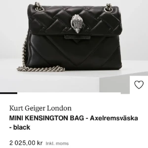 Väska från Kurt Geiger - Säljer nu min jättefina kurt geiger väska. Den är väld använd men funkar som ny. Den är sliten därav priset men det är knappt något man tänker på. Hör av er för mer bilder eller frågor🩷
