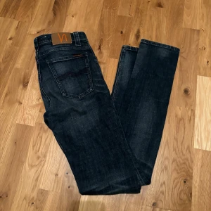  Nudie Jeans - Säljer ett par riktigt snygga mörkblå jeans från Nudie Jeans. Slim fit. Väldigt bra skick. Storlek 30/34
