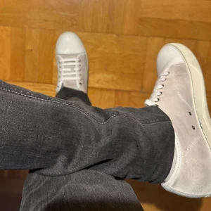 Vita/grå Lanvins - Snygga och stilrena Lanvins med snörning. Perfekta för både vardag och fest. De har en klassisk design med vit sula och rund tå. Passar till det mesta i garderoben och är superbekväma att ha på sig hela dagen. Lite smutsig sula men går bort med enkel tvätt. Priset är inte suttet i sten.