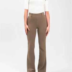 Beige kostymbyxor - Snygga beige/brunna kostymbyxor från Sannealexandra rågade ta tall och tog bort etiketten så kan ej returnera. Storlek XXS men dom är jätte stretchiga. Ordinarie pris är 995 och säljer dom för 500kr använda endast 1 gång. Perfekt för höst och vår!