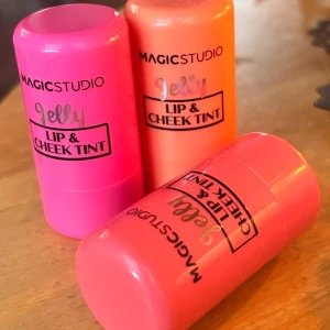 3 stycken Jelly Blush sticks! - 3 stycken Jelly Blush sticks från Magic Studio i olika nyanser. 3 x 6 g. Nya!