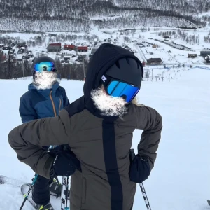 Skidjacka från 8848 i stol 160 - Alpin skidjacka från 8848. Använd en säsong och i nyskick.   - Storlek: 160 (normal i storleken, passar dig som är ca 155-160 cm lång) - Färg: Svart, Brons/Brun - Vadderad  - Vattenavvisande yttertyg - Avtagbar/justerbar huva - Mjuk, borstad trikå i kragen - Justerbara ärmalut med kardborre - Snölås i midjan - 2 ytterfickor och liftkortsficka - 1 innerficka