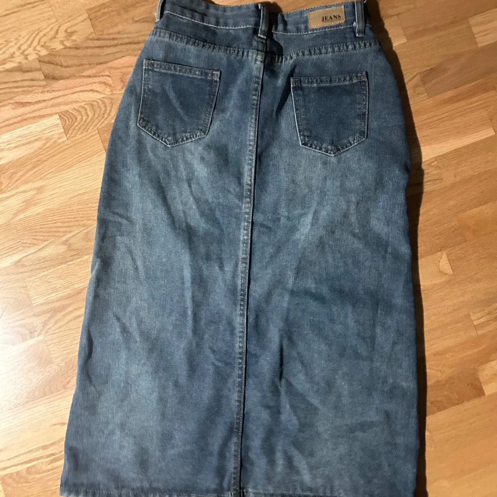 Säljer en klassisk jeanskjol i denim med en stilren design. Kjolen har en slits framtill och två bakfickor. Köpt i myeongdong, Seoul. Asian size L, uppskattar S-M europeisk storlek. . Kjolar.