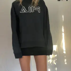 Säljer en mörkblå sweatshirt från Fila i bra skick. Den har en stor logga på framsidan och är perfekt för en avslappnad stil. Passar bra till både vardag och chillkvällar. Storleken är loose fit och den är superbekväm att ha på sig. Hör av dig om du är intresserad!