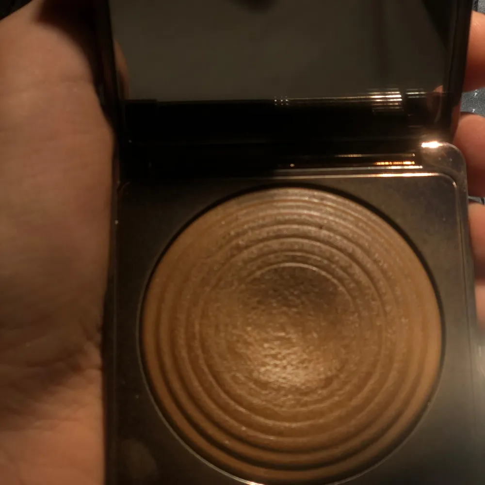 Säljer en snygg bronzer från CAIA i nyansen 'Gold Coast'. Den har en fin, skimrande finish och kommer i en elegant, mörkbrun förpackning. Perfekt för att ge ansiktet en solkysst look!. Skönhet.