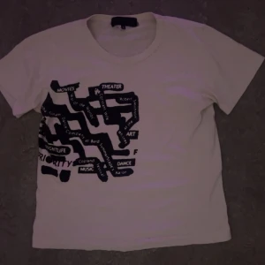 Comme des garcons homme archive t shirt med svart grafiskt tryck - Säljer en rare cdg archive piece bra condition bara tagen som har blivit lite suddig. Men annars riktigt skön men galen tryck 