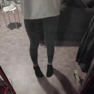 Träningstights  - Säljer ett par grå träningstights i bra skick. De är tighta och passar perfekt för både vardag och träning. Materialet är mjukt och stretchigt, vilket gör dem superbekväma att ha på sig. Perfekta till gymmet! Det är även resårband i bak