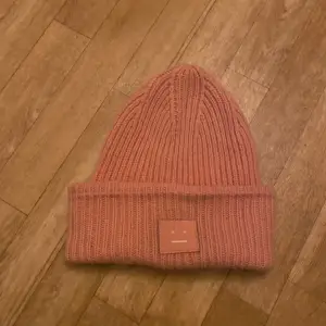 Säljer en superfin rosa ribbad/Stickad mössa från Acne Studios. Mössan är i mycket bra skick och använd endast ett väldigt fåtal gånger! Och finns inga defekter utifrån vad jag kan se/har märkt av! Pris kan diskuteras!! Och bara att höra av sig vid frågor☺️ 