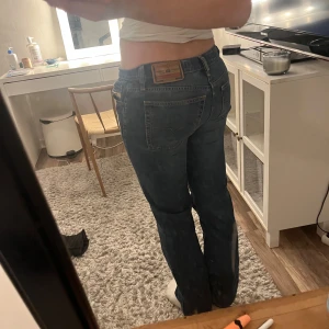 Blå jeans från Diesel - Säljer ett par klassiska blå Diesel jeans i bra skick. De är lågmidjade och har en bootcut passform. Perfekta för både vardag och fest! 🥳