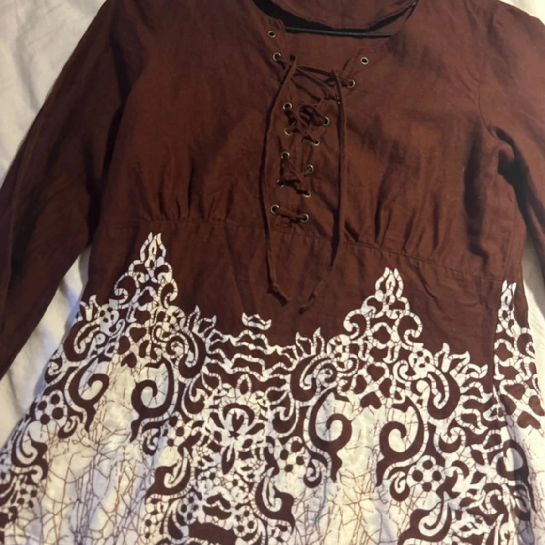 Brun långärmad topp med spetsdetaljer - 90