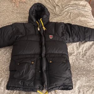 Fjällräven jacka  -  Tänkte kolla intresse på min fjällrävenjacka🤗 Jag är inte i behov av att sälja den men tänkte kolla om någon var intresserad. Den har en lagning (bild 2) jag brukar inte tänka på den.  Den har även tappat fluffet i en puff på axeln, brukar inte synas mycket häller (bild 3)💕 Den är i storlek xxs men jag har s i vanliga fall och den sitter bra🤗 är en dyr jacka där av priset.  Skriv vid funderingar