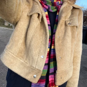 Beige jacka - Säljer en superhärlig beige jacka från &other stories i bra skick. Den är i storlek L och har därför en snygg oversized look på mindre storlekar som jag själv, som brukar ha S eller M.  Kommer tyvärr inte till användning längre🩷🩷 