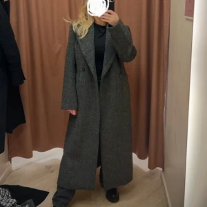 Grå lång kappa - Super snygg lång kappa från Gina tricot. Knappen är lös (se bild)🌸