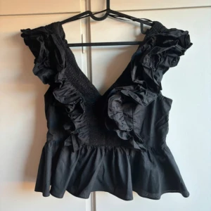 Svart volangtopp - super fin topp från hm💕