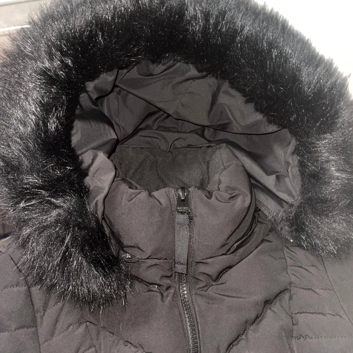 Svart dunjacka med fuskpäls