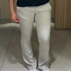 Beige kostymbyxor - Skit snygga beige kostymbyxor som är lågmidjade.  Knappt använda så skicket är bra💕😊