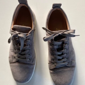 Louboutins! (Skriv för info) - Gråa loubs, säljs därför jag inte använder dom längre. passar 41-43 i storlek. LÄGSTA PRIS 900