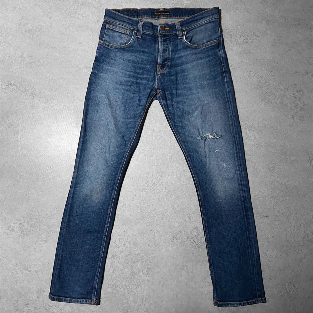 Säljer ett par jeans ifrån Nudie•Storlek W33 L32•Kontakta gärna vid frågor eller funderingar!. Jeans & Byxor.