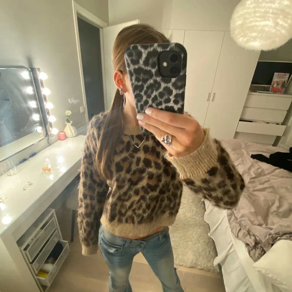 Säljer en supermjuk och trendig leopardmönstrad tröja från Kappahl i storlek XS. Den är väldigt skön att ha till både hösten och vintern! Säljs pga inte kommer till någon användning❄️Tröjan är aldrig använd🐆🐆(Tröjan ligger även ute på Vinted). Tröjor & Koftor.