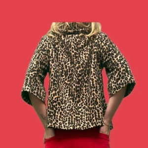 Leopardmönstrad jacka med trekvartsärm - Säljer en cool leopardmönstrad jacka med trekvartsärm🐆 Jackan har en lös passform och är i mycket bra skick. Den är i storlek 40 men passar 38 också💕ytterarmlängd: 40, nacke till hals:10, ryggmått: 55🖤