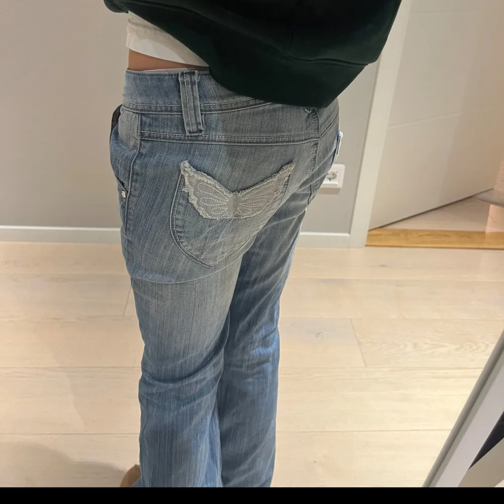 Säljer ett par snygga blå bootcut jeans i bra skick. De är lågmidjade och har en klassisk femficksdesign med knapp och dragkedja fram. Perfekta för en avslappnad vardagslook eller en utekväll. Passar bra med sneakers eller boots! Sjukt snygga och populära💗😋🥹✨Midjemått: ca 36 cm rakt över och innerbenslängd: ca 79cm🥹🥹💗☺️🧘‍♀️. Jeans & Byxor.