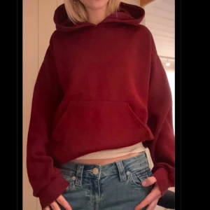 vinröd gina tricot hoodie storlek s - supersnygg hoodie från gina tricot, endast använd fåtal gånger så den är i toppskick 💘