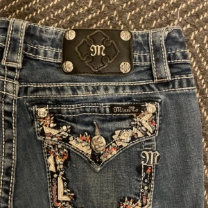 Miss Me signature boot - Par 14 Midja:36 Ytterben:100 Innerben:80 Benöppning:21 Rise:20  Skriv om du vill ha fler bilder eller om du har några frågor😇😇 Pris är absolut diskuterbart☺️☺️ Skriv innan du köper💯