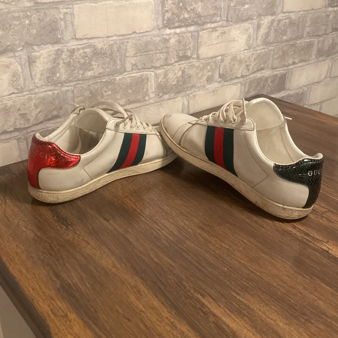 Vita sneakers med ormmönster från Gucci