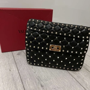 Valentino rockstud bag - Säljer nu denna superfina (valentino rockstud bag) som är i underbar skick! Svart med guldnitar, box medföljer vid köp.