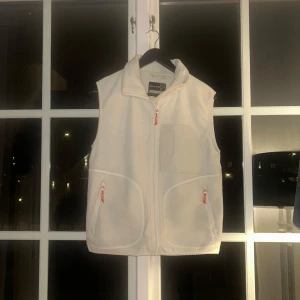 Pelle p väst - En riktig snygg Pelle p väst| Storleken är S| Västen har inga defekter| Hör av er vid fler funderingar ✅☁️