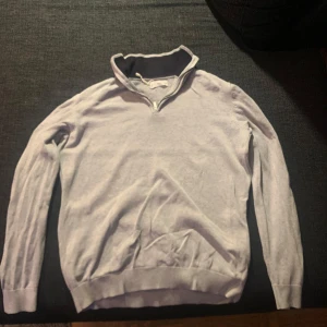 Grå Half zip från MING i storleken XS - Säljer en Half zip från MING  i storleken XS i färgen ljus grå, tröjan är för liten för mig men hoppas att någon annan har nytta av den, använt tröjan ett få tal gånger, passar perfekt nu till vinter, kom med frågor med mera,
