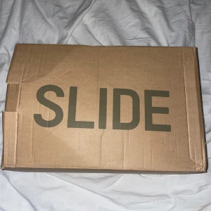 Yeezy slides svart - Helt nya yeezy slides jag har bara öppnat boxen och provat på har inte gå ut med de!jag säljer de för små