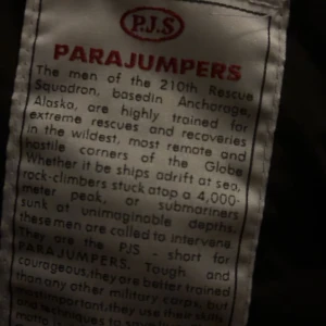 Svart dunväst från Parajumpers - Säljer en svart dunväst från Parajumpers i mycket bra skick. Västen har en dragkedja framtill och praktiska fickor med knappar. Perfekt för höst och vår när du vill hålla värmen utan att bära en hel jacka. Passar både till vardags och utomhusaktiviteter.