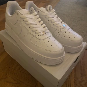 Nike Air Force 1 - Säljes oanvända, inköpta för några månader sedan men har aldrig varit utomhus