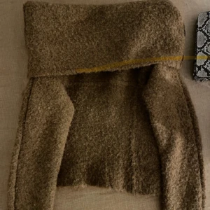 Brun offshoulder tröja - Säljer en supermysig brun offshoulder tröja i fluffigt material. Perfekt för höst och vinter när du vill vara både varm och stilren. Tröjan har en loose passform och är i mycket bra skick. Passar perfekt till både jeans och kjol!