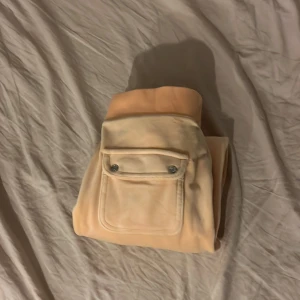 Juicy byxor - Säljer ett par jätte mysiga byxor i perfekt skick från Juicy Couture i färgen Sand💓Har inte använt dem men har tagit bort lappen. Dem är i stl XS och är helt perfekt i längden för mig som e ungefär 170cm💓Kontakta om du vill se hur de ser ut på eller om du är intresserad. Nypris 1200kr
