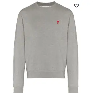 Tjena! Säljer nu denna feta Ami Paris sweatshirten som jag inte använder så mycket längre vilket gör att jag känner att det är mer värt att sälja den. Tröjan är grå i storlek M och ligger på runt 3-3500 nypris!! Kan tänka mig att gå ner i pris!