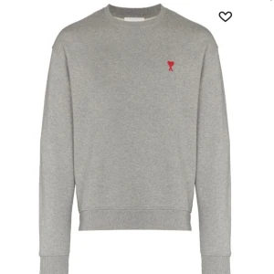 Ami Paris Sweatshirt - Tjena! Säljer nu denna feta Ami Paris sweatshirten som jag inte använder så mycket längre vilket gör att jag känner att det är mer värt att sälja den. Tröjan är grå i storlek M och ligger på runt 3-3500 nypris!! Kan tänka mig att gå ner i pris!
