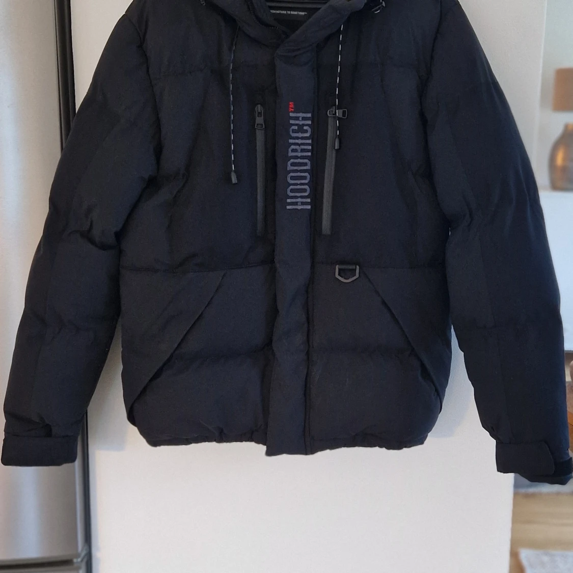 Svart dunjacka från Hoodrich