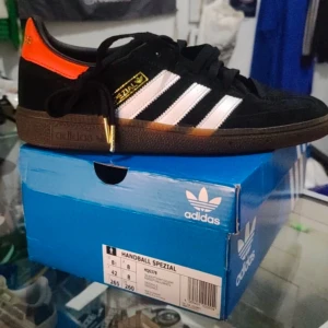Adidas spezial skor - Säljer ett par Adidas Handball Spezial i svart mocka med vita ränder och orange baksid, Storlek 39,5 men passae större, bra skick, köpta i butik i somras, skriv för frågor eller för att diskutera pris🙂
