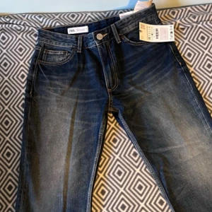 Blå jeans från Zara - Säljer ett par snygga blå jeans från Zara i straight leg-stil. De är i nytt skick med etikett kvar. Perfekta för både vardag och fest! 🕺
