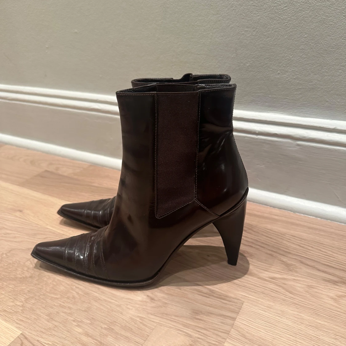 Mörkbruna ankelstövlar i lackläder - 90