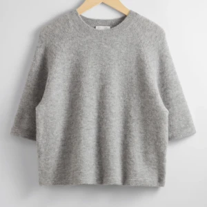 &other stories tröja  - Slutsåld stickad tröja från & other stories med trekvartsärm. Storlek Xs men passar även S. Nypris ligger på 790kr💕använd fåtal gånger men känns som ny💕