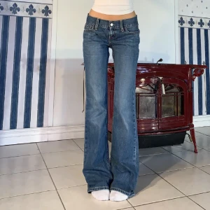 Blå bootcut jeans - Säljer ett par klassiska blå raka/bootcut jeans från Levis. Köpta på Plick men säljer då de är för små. Midjemått 39, Innerbenslängd 85