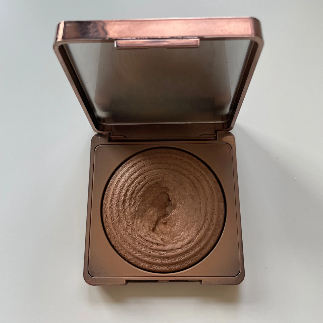 Bronzer i elegant förpackning Caia 